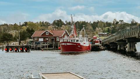 Båter som ligger på hver sin side av et sund i skjærgården i Sarpsborg. Foto.