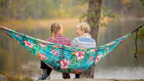 To jenter i en hengekøye ved Børtevann i Sarpsborg i Østfold