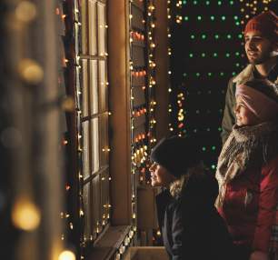 Family_Silver_Dollar_City_SDC_Christmas