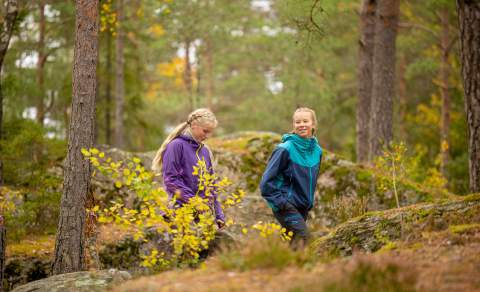 To jenter på fottur  eller vandretur i skogen i ved Børtevann i Østfold.
