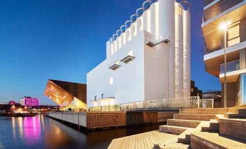 kunstsilo sett fra sjøsiden