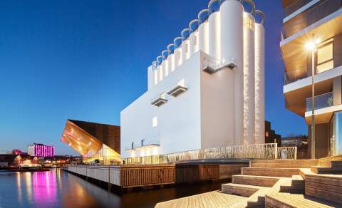 kunstsilo sett fra sjøsiden