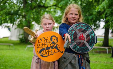 Barn i vikingklær under Hamar middelalderfestival