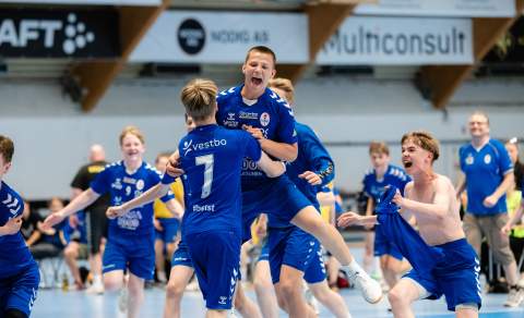 Gutter som spille håball inne i en hall.