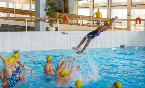 Luftig svev og moro på Totenbadet