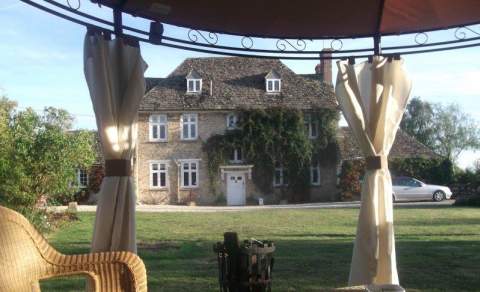Front view of Buscot Manor B&B