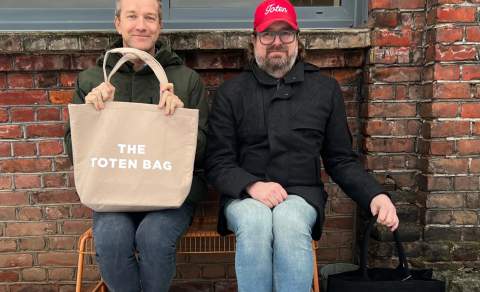 To menn viser handleveskene med teksten The Toten Bag