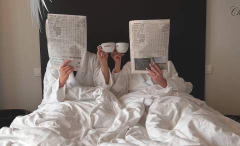Par som leser avisen og drikker kaffe på Fredriksten Hotell