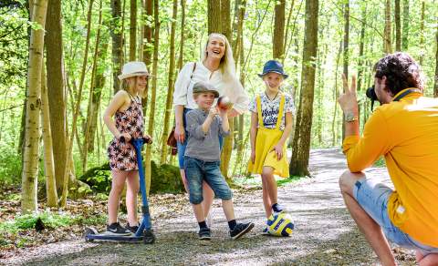 Familie på gåtur i Albyskogen en sommerdag i Moss