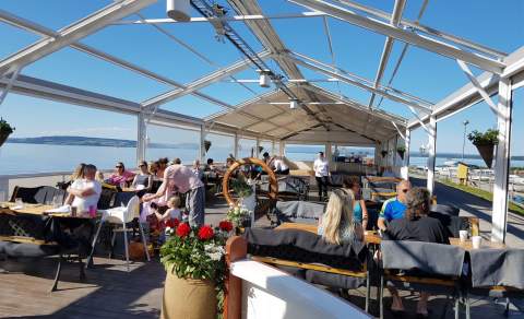 Servering på restaurantbåten Viken II i Evjua Strandpark