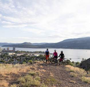 Mountain_Bikers_at_Shale_Trail_Lookout_at_Knox_Mountain_2_