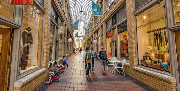Young people walkig through Nickels Arcade