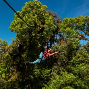 Turismo de aventura con tirolesa en Boqiuete, provincia de Chiquirí, Panamá.