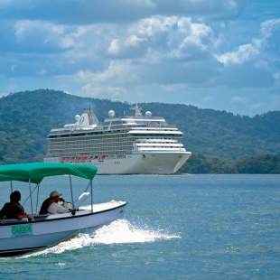Turistas em um dia ensolarado navegando pelo Canal do Panamá