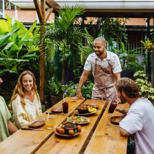 Chef dando as boas-vindas aos turistas em um restaurante de comida típica afro-caribenha em Bocas del Toro, Panamá