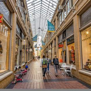 Young people walkig through Nickels Arcade