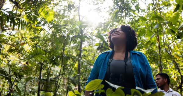 Tourist crossing the Las Tablitas trail surrounded by leafy trees