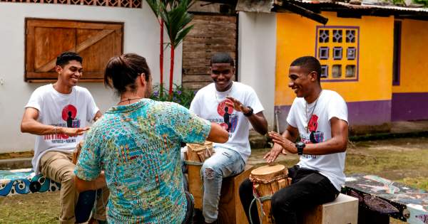 Two studdents learning afro music lesson at La Escuelita del Ritmo in Portobelo