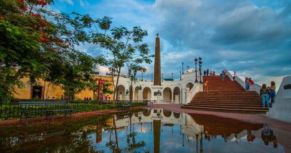 A beautiful view of the Las Bovedasa, featuring the Obelisco and surrounding colonial architecture