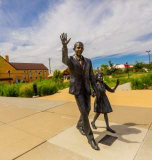 president obama statue with daughter in city of presidents inrapid city sd