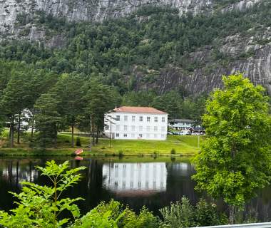 hvitt hus som speiler seg i vannet