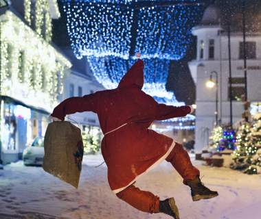 nisse som hopper i snøen