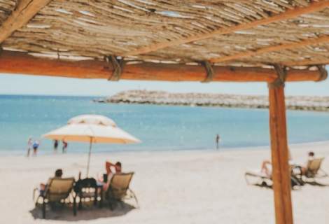 panorámica del mar con turista en la playa del club de playa del hotel El Ganzo