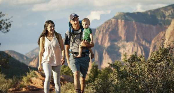 Family hiking in Kolob Canyons