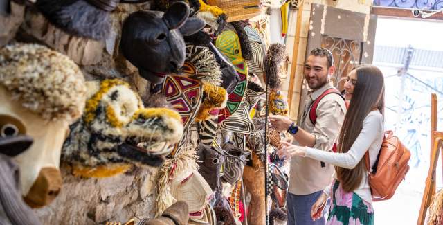 Turistas de compras en el Casco Antiguo en Ciudad de Panamá, Panamá