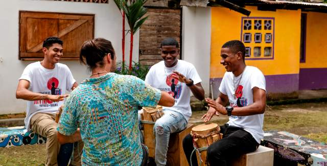 Two studdents learning afro music lesson at La Escuelita del Ritmo in Portobelo