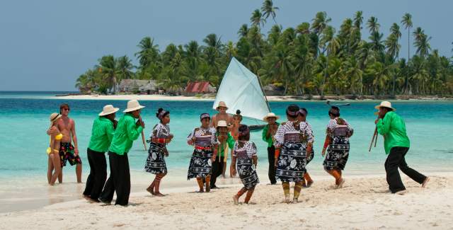 Bailarines folclóricos y músicos actúan en la playa de San Blas, Guna Yala en Panamá.