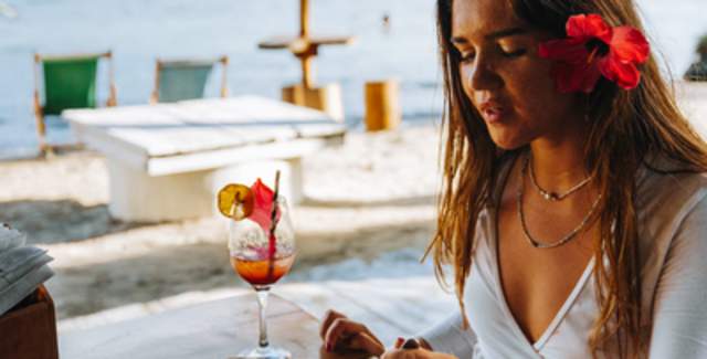 Viajera disfrutando comida caribeña en espacio gastronómico en Bocas del Toro, Panamá