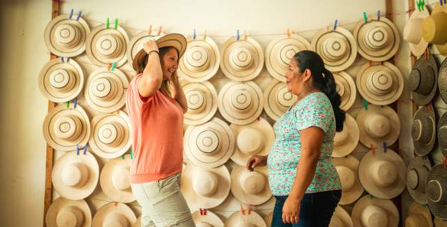 Turista usando un Sombrero Pintao tradicional de Panamá.