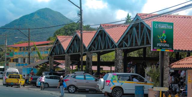 Wide view of the Farmers and craft market in el Valle de Antón Central Area.