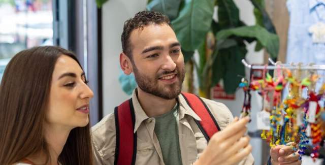 Pareja de compras en el Casco Antiguo en Ciudad de Panamá, Panamá