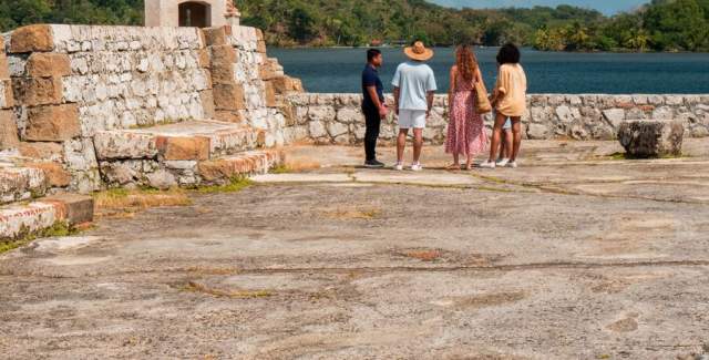 Discovering the remnants of Fort San Jerónimo with a view of the bay, in a location steeped in colonial history.