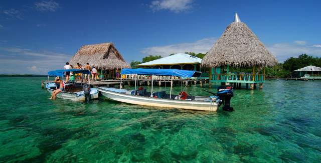Bote en la Isla Bastimentos rodeado de las aguas cristalinas color turquesa de Bocas del Toro, Panamá.