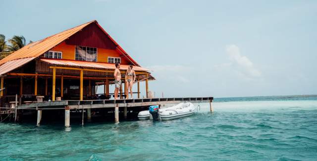 En la Isla Wailidup en San Blas, Gunayala, Panamá, puedes hospedarte en una cabaña sobre el mar.