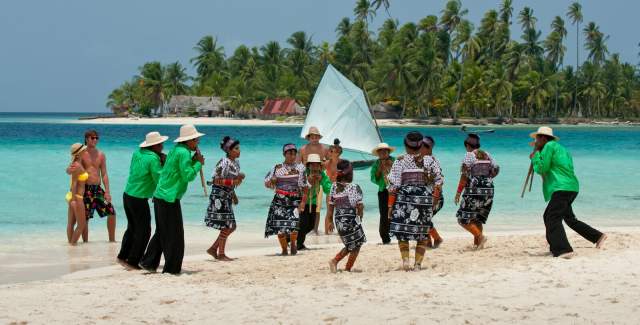 Bailarines folclóricos y músicos actúan en la playa de San Blas, Guna Yala en Panamá.