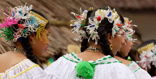 Mujeres usando trajes típicos de Panamá en Pedasi, provincia Los Santos, Panamá