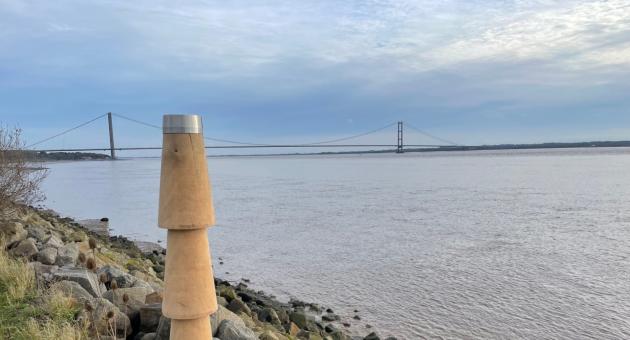 Active beacon photopost overlooking Hessle foreshore and the Humber Bridge