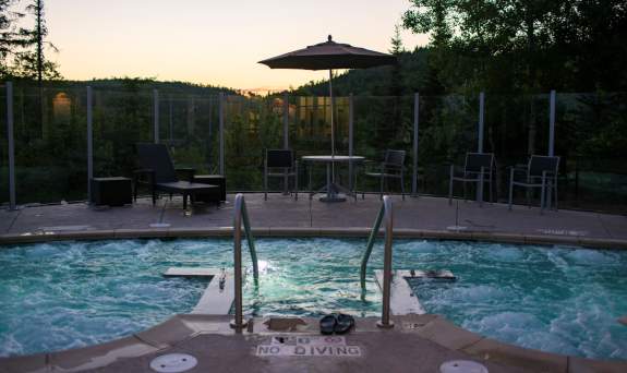 Outdoor Pool/Hottub at Eagle Ridge Resort