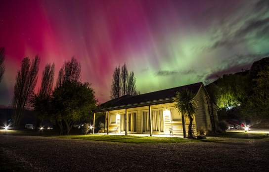 Kinross Cottage with an Aurora Australis. Credit Mitch Serbu