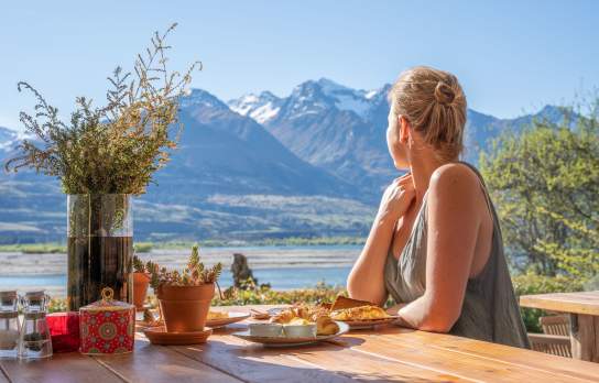 Breakfast with a view at EcoScapes, Kinloch