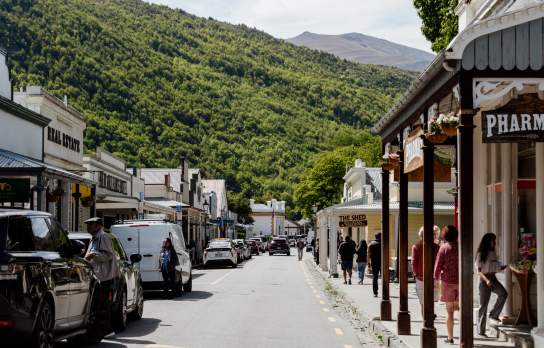 Cars and taxi in Arrowtown main street