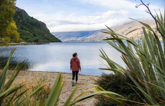 Women walking along Kingston Beach