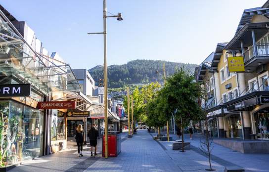 Photo looking through a street in QUeenstown CBD in sumer