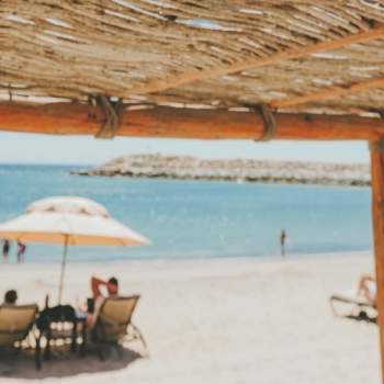panorámica del mar con turista en la playa del club de playa del hotel El Ganzo