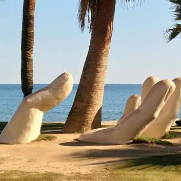 Escultura mano playa Fuengirola
