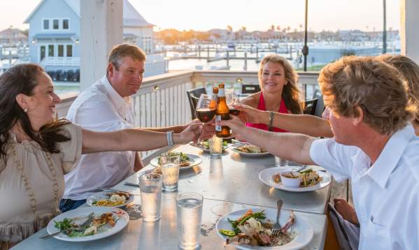 friends-eating-food-dinner